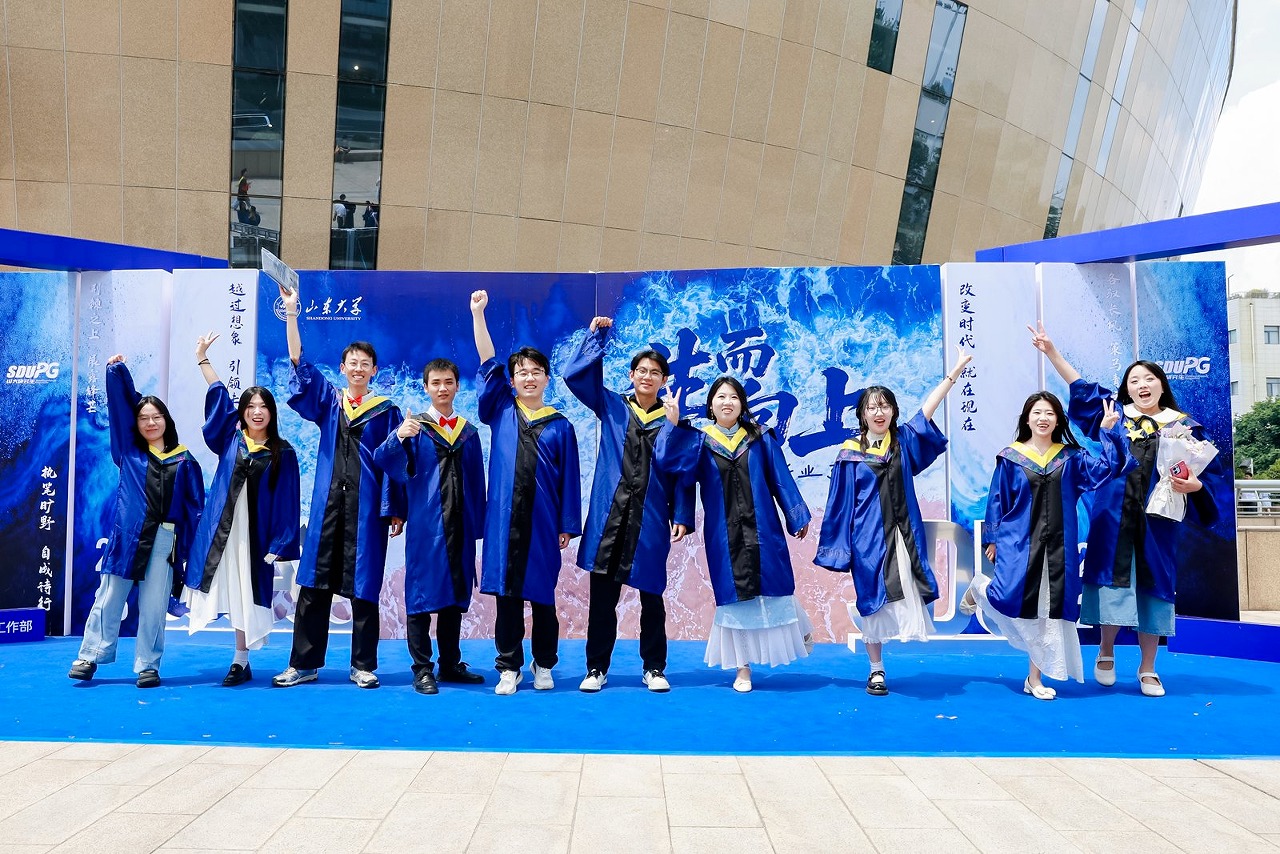收好这份回忆！快来下载你的毕业典礼暨学位授予仪式照片！