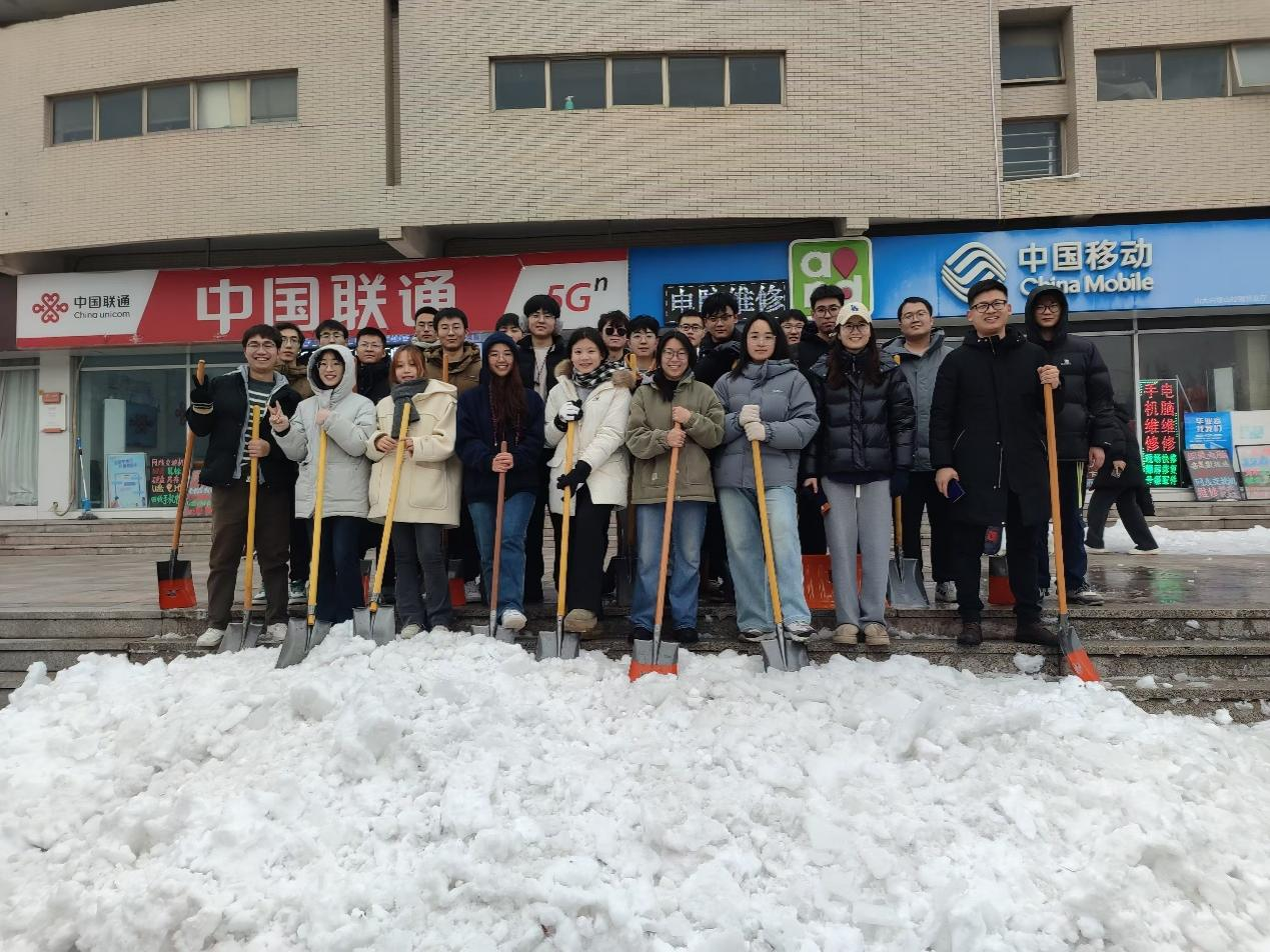 风雪同舟齐上阵 破冰同行暖校园——齐鲁交通学院研究生志愿者扫雪除冰行动纪实